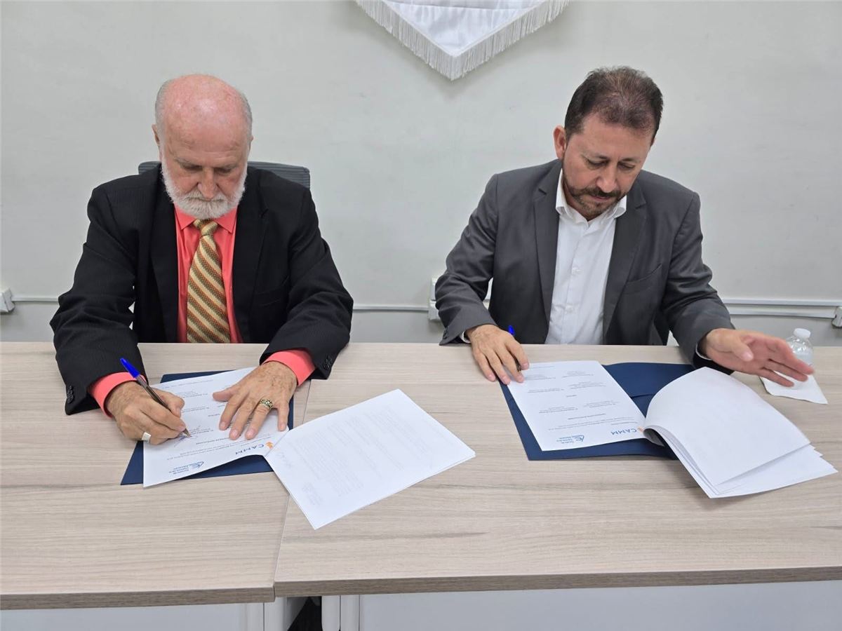 Firma del convenio de colaboraci&oacute;n ECE-CAMM