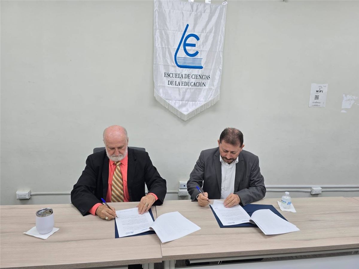 Detalle de la firma del convenio ECE-CAMM