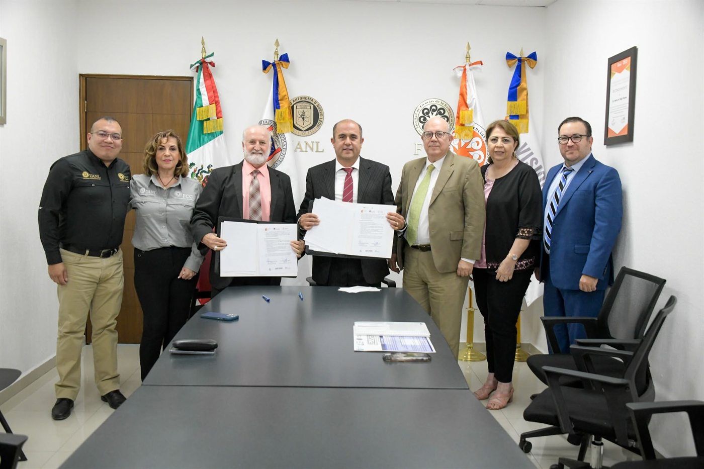Firma del convenio ECE-FCC UANL para la Revista Vectores
