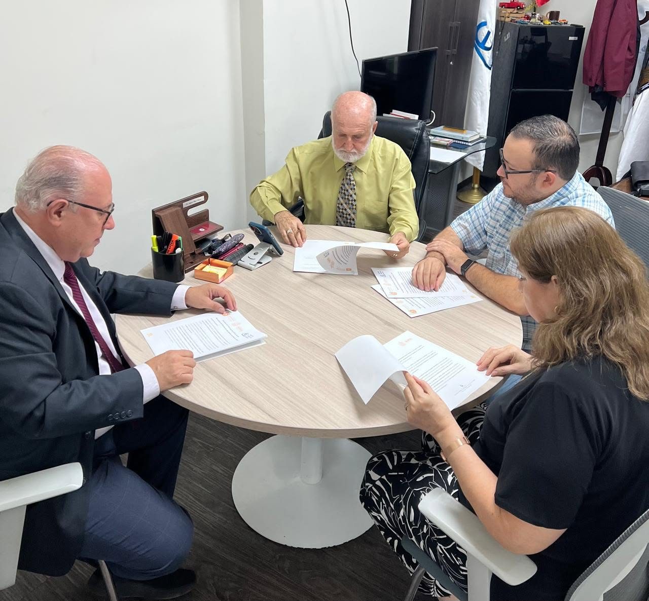 Firma del acuerdo fundacional del CRECE
