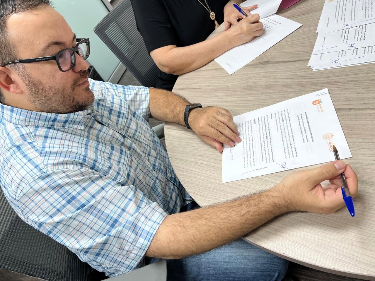 Firma del documento de creación del CRECE